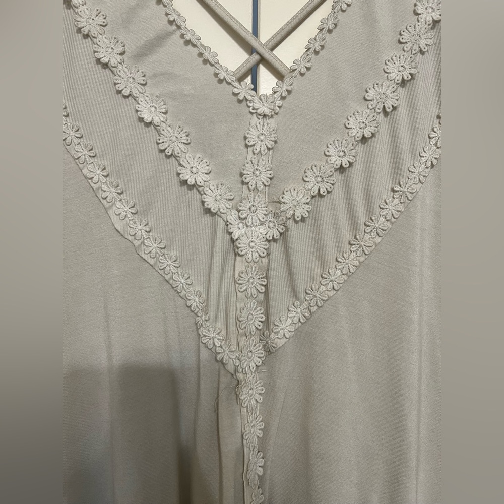 NWOT POL Gray/Beige Floral Flowy Criss Cross Tank Top - Picture 3 of 6